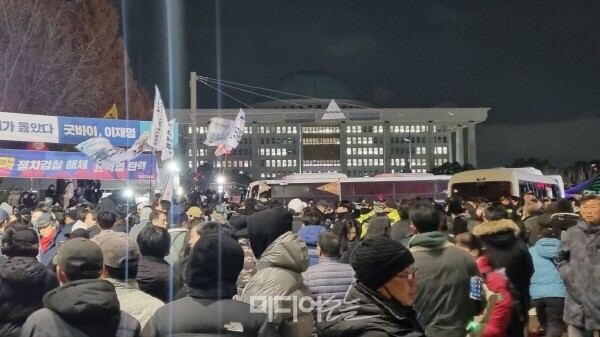 ▲ 4일 새벽 국회 정문 앞에서 구호 외치고 있는 시민들. 사진=금준경 기자