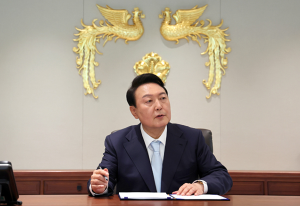 ▲ 윤석열 대통령이 대통령 집무실에서 법안에 서명하고 있다. ⓒ연합뉴스