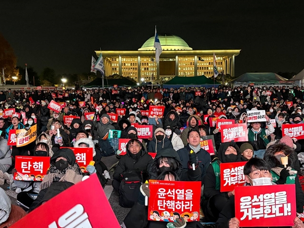 ▲ 7일 오후 국민의힘 의원들이 윤석열 대통령 탄핵소추안 표결을 앞두고 집단으로 국회 본회의장을 빠져나가자 국회 앞 국회대로에서 이를 생중계로 지켜보던 시민들은 "국민의힘은 탄핵 표결에 동참하라", "국민의힘은 해체하라"고 목소리 높였다. 사진=윤유경 기자.