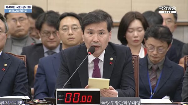 ▲김선호 국방부 차관이 9일 국회 법제사법위원회에 출석해 윤석열 대통령이 국지전을 일으켜 원점 타격하라고 지시할 경우 어떻게 할 거냐는 질의에 그런 군사적 조건이 충족되지 않은 상태에서 내린 부당한 명령은 따르지 않겠다고 밝히고 있다. 사진=국회방송 영상 갈무리