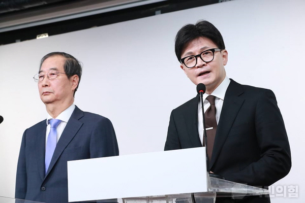 ▲8일 대국민 담화를 발표하고 있는 한덕수 국무총리와 한동훈 국민의힘 대표. 사진=국민의힘 제공