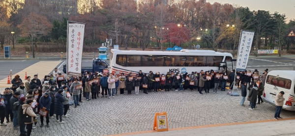 ▲2024년 12월10일 박장범 KBS 사장 취임 첫날 총파업을 통해 박장범 신임 사장 출근 저지에 나선 전국언론노동조합 KBS본부 조합원들. KBS본부는 이날 700여 명의 조합원이 KBS 본관 앞으로 모였다고 밝혔다. 사진=언론노조 KBS본부