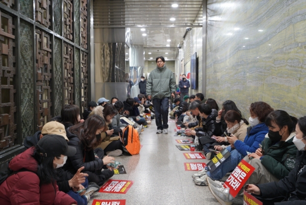 ▲2024년 12월10일 박장범 KBS 사장 취임 첫날 총파업을 통해 박장범 신임 사장 출근 저지에 나선 전국언론노동조합 KBS본부 조합원들. KBS본부는 이날 700여 명의 조합원이 KBS 본관 앞으로 모였다고 밝혔다. 사진=언론노조 KBS본부