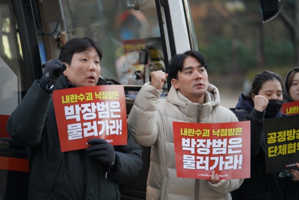 ▲2024년 12월10일 박장범 KBS 사장 취임 첫날 총파업을 통해 박장범 신임 사장 출근 저지에 나선 전국언론노동조합 KBS본부 조합원들. KBS본부는 이날 700여 명의 조합원이 KBS 본관 앞으로 모였다고 밝혔다. 사진=언론노조 KBS본부