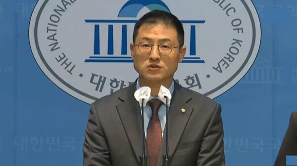 ▲김상욱 국민의힘 의원이 10일 국회 소통관 기자회견장에서 윤석열 대통령의 비상계엄선포가 국가범죄이며 보수의 가치에도 반한다며 우리손으로 결자해지하는 마음으로 탄핵에 찬성하자고 촉구하고 있다. 사진=김상욱 유튜브 영상갈무리