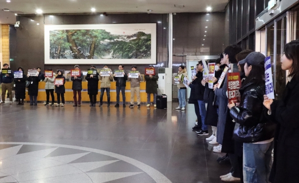 ▲2024년 12월 16일 언론노조 KBS본부, KBS 기술인협회, KBS PD협회 등이 조직개편 철회를 촉구하는 피케팅을 진행하고 있다. 사진=전국언론노동조합 KBS본부