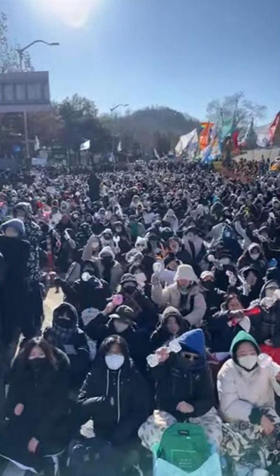 ▲전국농민회총연맹의 ‘전봉준 투쟁단’ 트랙터들이 전날 정오께부터 서울 서초구 남태령 인근에서 경찰에 막혀 대치한 지 24시간째, 경찰을 향해 “차 빼라”고 요구하는 집회와 자유 발언이 이어지고 있다. 전농 유튜브 전농TV 라이브 생중계 갈무리. 