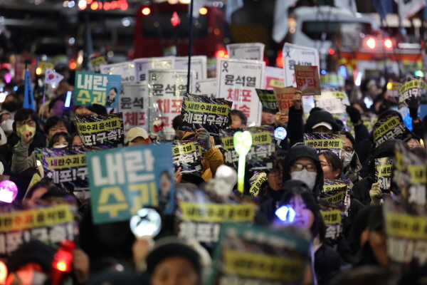 ▲윤석열 대통령에 대한 체포영장 집행이 불발된 3일 오후 서울 용산구 한남동 대통령 관저 인근에서 윤석열즉각퇴진·사회대개혁 비상행동 주최로 열린 탄핵 지지 집회에서 참가자들이 대통령 체포 및 구속을 촉구하고 있다. ⓒ연합뉴스