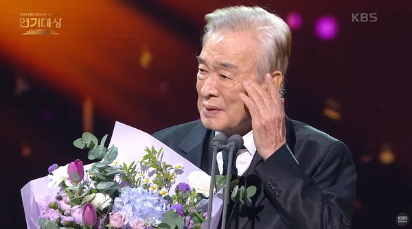 ▲11일 ‘2024 KBS 연기대상’에서 대상을 수상한 배우 이순재가 수상 소감을  전하고 있다. 사진출처=KBS 유튜브.