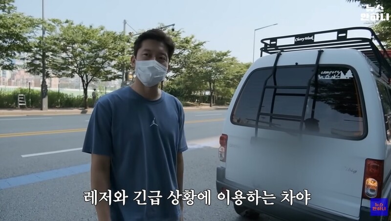 ▲2022년 MBC 유튜브 '뉴스안하니' 속 김대호 아나운서가 다마스를 타고 차박을 즐긴다는 이야기를 하는 모습. 사진 출처=뉴스안하니 갈무리.