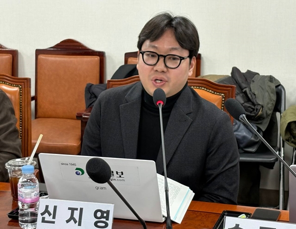 ▲ 지난 11일 오후 서울 여의도 국회의원회관에서 진행된 ‘언론 사유화 방지와 편집권 독립을 위한 신문법 개정 토론회’ 현장에서 발언하는 신지영 전국언론노조 경인일보지부장. 사진=윤유경 기자.