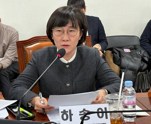 ▲ 지난 11일 오후 서울 여의도 국회의원회관에서 진행된 ‘언론 사유화 방지와 편집권 독립을 위한 신문법 개정 토론회’ 현장에서 발언하는 하송이 전국언론노조 국제신문지부장. 사진=윤유경 기자.