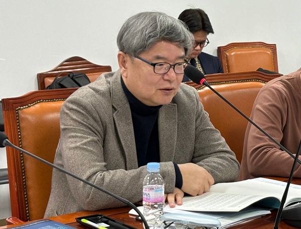 ▲ 지난 11일 오후 서울 여의도 국회의원회관에서 진행된 ‘언론 사유화 방지와 편집권 독립을 위한 신문법 개정 토론회’ 현장에서 발언하는 이용성 지역신문발전위원회 위원. 사진=윤유경 기자.