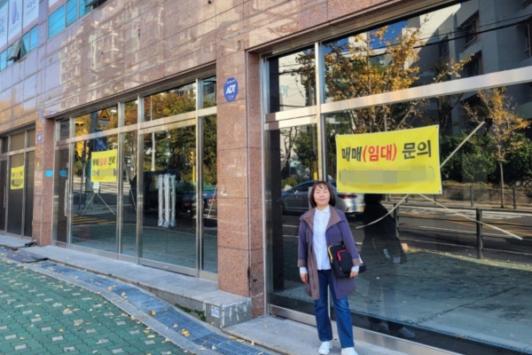 ▲ 스포츠서울 존속법인 소재지로 되어 있는 서울 도봉구 쌍문동의 한 아파트 상가 앞을 찾은 박효실 언론노조 스포츠서울지부 부지부장(기자). 박 부지부장은 사측이 이곳에서 '굿모닝서울'을 다시 운영하겠다면서 회사 시스템 계정 등도 안내하지 않았다고 전했다. 사진=언론노조 스포츠서울지부
