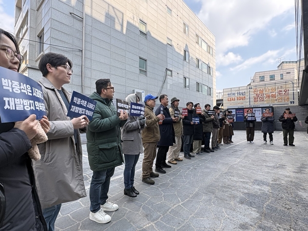 ▲ 6일 낮 12시 서울 중구 뉴스타파함께센터 사옥 앞에서 진행된 전국언론노동조합 뉴스타파지부의 피케팅 현장. 사진=윤유경 기자.