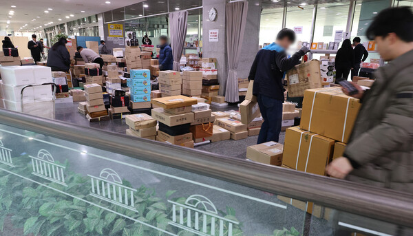 설 명절을 앞두고 서울 여의도 국회 의원회관 로비에 각 의원실로 배달된 선물이 가득하다. ⓒ연합뉴스