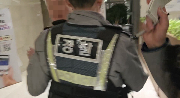 ▲ 부 지부장은 지난 23일 밤 9시경 제주방송 로비에서도 정 대표의 폭행, 폭언이 벌어져 당일 제주 연동지구대에 고소를 진행했다고 밝혔다. 당시 경찰이 정 대표를 저지하는 모습.