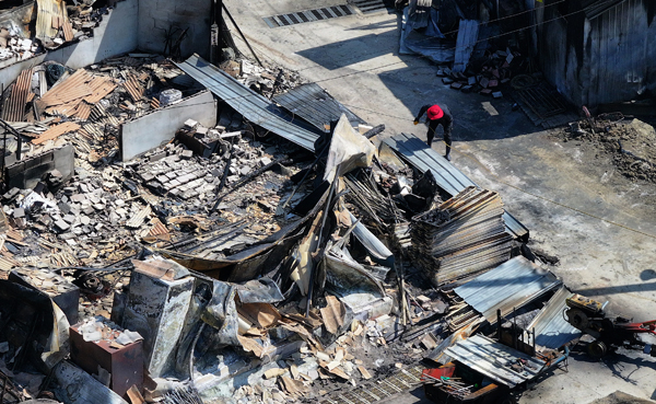 ▲ 3월31일 경북 청송군 진보면 기곡리 한 마을이 산불에 초토화가 된 가운데 마을 주민이 폐허가 된 주택을 복구하고 있다. ⓒ연합뉴스