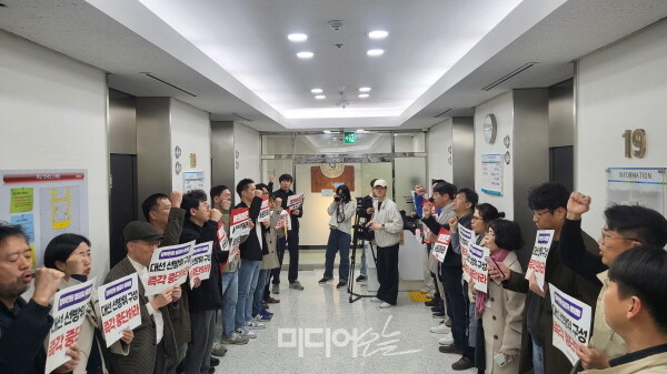 ▲ 7일 방심위 전체회의 전 서울 목동 방송회관 19층에서 피케팅하고 있는 언론장악저지공동행동. 사진=박재령 기자