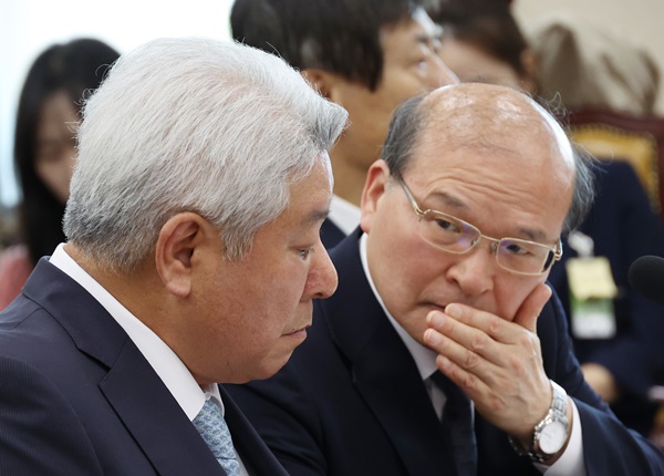 ▲(왼쪽부터) 김홍일 전 방통위원장과 이상인 전 부위원장이 국회 과방위에 출석해 이야기 나누는 모습. ⓒ연합뉴스