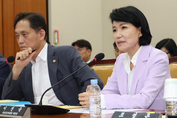 ▲이진숙 방송통신위원장(오른쪽)이 지난해 8월14일 오후 국회에서 열린 과학기술정보방송통신위원회의 불법적 방송문화진흥회 이사 선임 등 방송장악 관련 2차 청문회에서 의원 질의에 답하고 있다. ⓒ연합뉴스