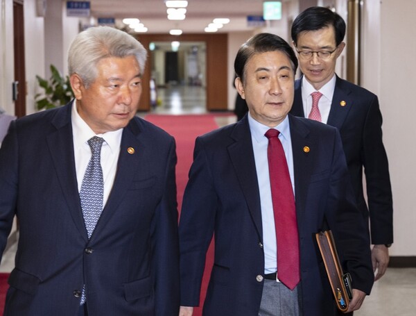 ▲ 2023년 11월10일 이동관 당시 방통위원장(가운데)이 김홍일 권익위원장(왼쪽)과 함께 서울 종로구 정부서울청사에서 열린 국무회의에 입장하고 있다. ⓒ연합뉴스