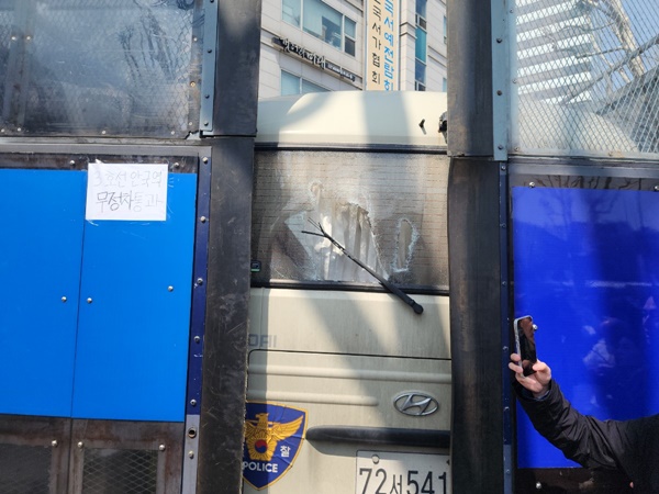 ▲ 지난 4일 헌재의 탄핵 선고 직후 안국역 5번 출구 인근 탄핵 반대 집회에서 한 참석자가 경찰 차량을 부순 모습. 사진=장슬기 기자