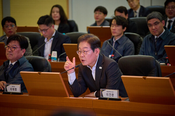 ▲이재명 더불어민주당 대선 경선 후보가 지난 17일 국방과학연구소에 방문해 현장 간담회를 하고 있다. 사진=이재명 캠프