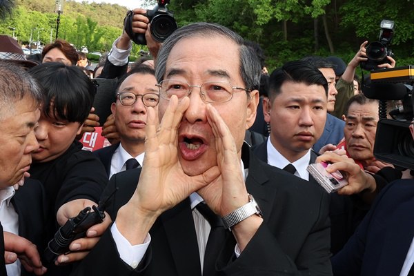 ▲ 2일 오후 광주 북구 국립 5&middot;18 민주묘지를 찾은 한덕수 전 총리가 광주비상행동 등 시민&middot;사회단체 관계자들의 반발에 가로 막히자 &ldquo;저도 호남사람&rdquo; &ldquo;통합해야한다&rdquo; &ldquo;서로 사랑해야 한다&rdquo;라며 참배를 호소하고 있다. ⓒ연합뉴스