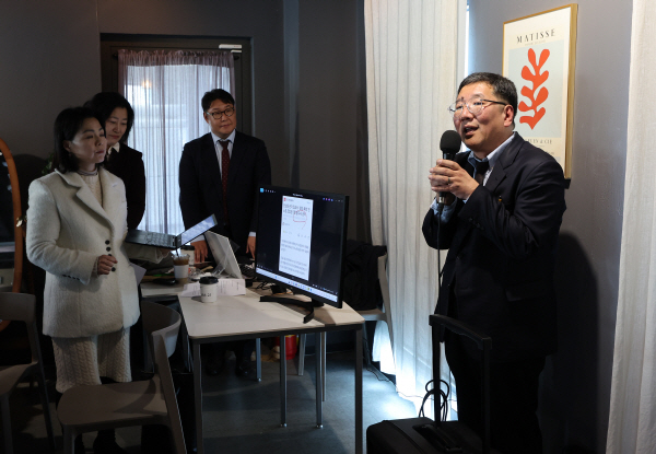 ▲ 지난 3월 서울서부지법 난동 사태에 가담한 혐의로 재판에 넘겨진 피고인들의 변호인단 임응수 변호사(오른쪽)가 17일 서울 마포구 한 빌딩에서 기자회견을 하고 있다. ⓒ연합뉴스