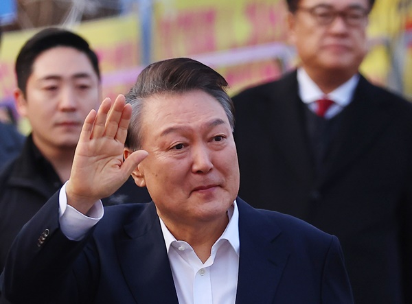 ▲ 구속취소로 구치소에서 나온 시점의 윤석열 전 대통령. ⓒ연합뉴스