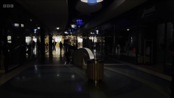 ▲ 대정전으로 불이 꺼진 스페인 쇼핑몰. BBC 유튜브 갈무리