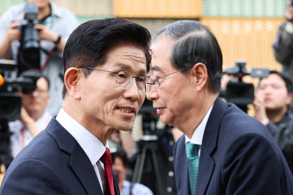 ▲지난 8일 국회에서 단일화 협상에 나선 김문수 국민의힘 대선후보와 한덕수 무소속 대선 예비후보. ⓒ연합뉴스