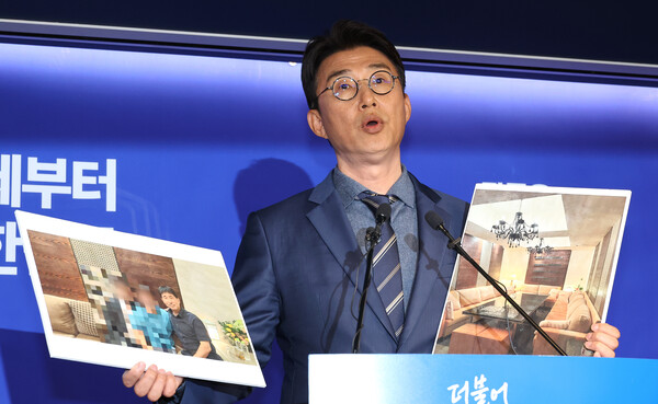 ▲더불어민주당 노종면 선대위 대변인이 19일 서울 여의도 당사에서 "윤석열 전 대통령의 내란 혐의 사건 재판장인 지귀연 서울중앙지법 부장판사가 유흥업소에서 접대받았다"라는 의혹을 제기하며 관련 사진을 공개하고 있다. ⓒ연합뉴스