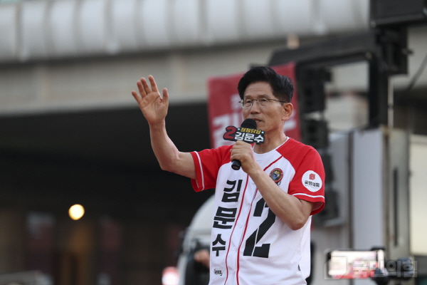 ▲ 지난 25일 김문수 후보는 충청남도 아산시에 위치한 온양온천역 광장에서 시민들과 인사를 나누고 제21대 대통령 선거에서 지지를 호소하였다. 사진=국민의힘