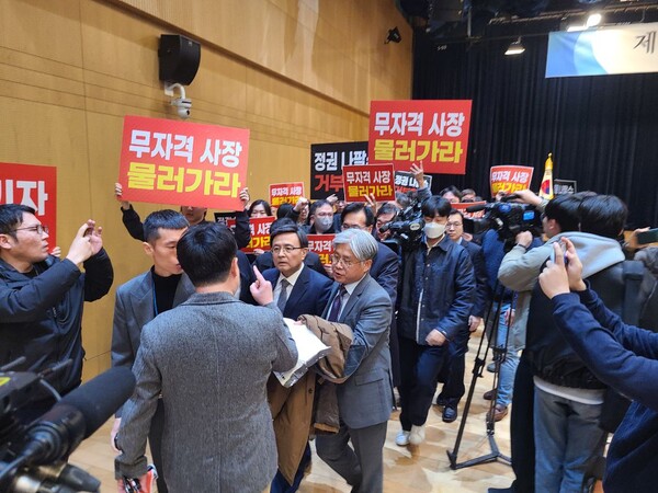 ▲유진그룹에 공적지분이 매각된 뒤 임명된 YTN의 김백 신임 사장이 지난해 4월1일 노조원들 항의를 받으며 취임식장을 나서고 있다. 사진=김예리 기자