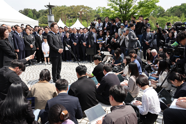 ▲ 이재명 더불어민주당 대선후보가 5월18일 광주광역시 북구 국립 5&middot;18민주묘지에서 열린 5&middot;18민주화운동 45주년 기념식에 참석한 뒤 취재진과 만나 인터뷰 하고 있다. ⓒ연합뉴스