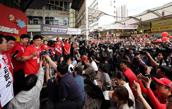 ▲ 한동훈 전 국민의힘 대표가 5월21일 대구 중구 서문시장을 찾아 김문수 대선 후보의 지원 유세를 하고 있다. ⓒ연합뉴스