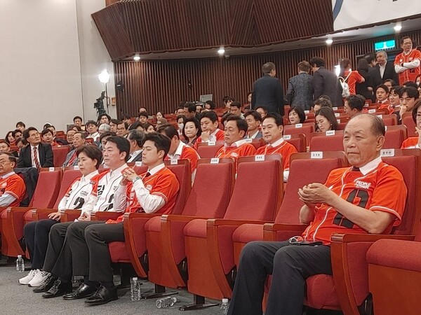 ▲제21대 대통령선거 방송사 출구조사가 3일 저녁 8시 발표된 이후 나경원 권성동 김기현 윤상현 박대출 국민의힘 공동선대위원장이 개표상황실을 빠져나가고 있다. 사진=조현호