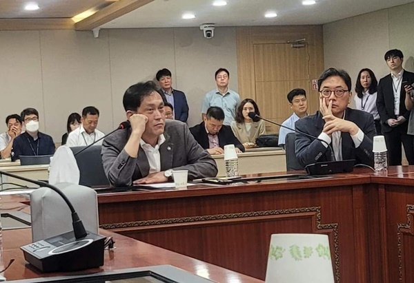 ▲ (왼쪽부터) 김태규 직무대행과 조성은 사무처장이 6일 과방위 소속 야당 의원들과 대치 중인 모습. 사진=김현 의원실 제공.