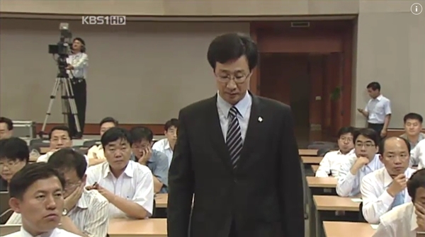 ▲ 샘물교회 교인들이 납치돼 관련 뉴스가 쏟아지던 2007년 7월26일 청와대 브리핑에 나서는 천호선 당시 대변인. 사진=KBS 보도화면 갈무리