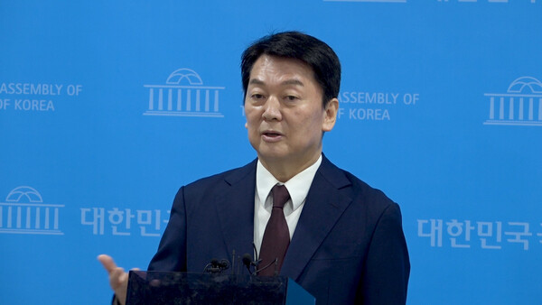 ▲안철수 국민의힘 의원이 지난 1월6일 윤석열 대통령과 국민의힘 지도부를 향해 사법부가 결정하면 따르는게 법치주의라며 정면 비판하고 있다. 사진=미디어오늘 영상 갈무리