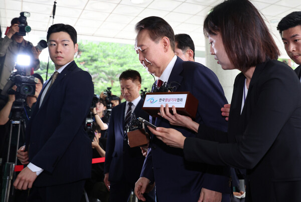 ▲ 윤 전 대통령이 28일 오전 9시55분경 서울고검 청사에 도착한 뒤 기자들의 질문을 받으며 빠르게 걸어가는 모습. ⓒ연합뉴스