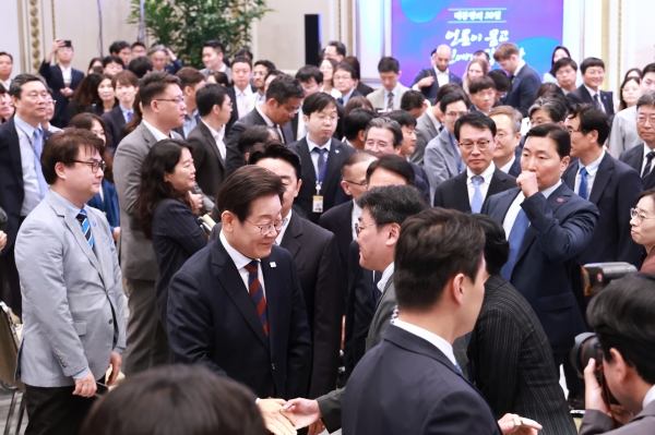 ▲2025년 7월3일 이재명 대통령이 청와대 영빈관에서 열린 ‘대통령의 30일, 언론이 묻고 국민에게 답하다’ 기자회견을 마친 뒤 취재진과 인사하고 있다. ⓒ연합뉴스