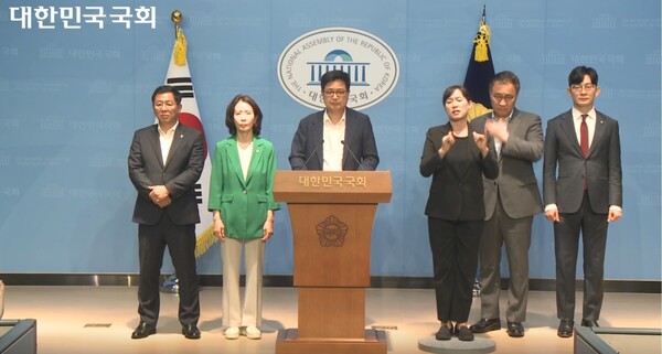 ▲국민의힘 과방위원들이 7일 오후 국회 소통관 기자회견장에서 방송3법이 과방위 통과를 규탄하는 기자회견을 열고 있다. 사진=국회 기자회견 영상 갈무리