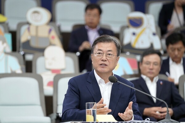 ▲2020년 문재인 당시 대통령이 소재부품장비 산업현장을 방문해 인사말을 하고 있다. 사진=청와대