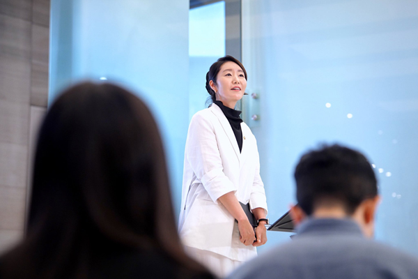 ▲ 강선우 여성가족부 장관 후보자가 6월26일 인사청문회 준비 사무실이 마련된 서울 이마빌딩에 도착, 취재진 질문에 답하고 있다. 사진=강선우 여가부 장관 후보자 페이스북