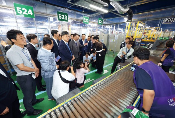 ▲더불어민주당 김병기 당 대표 직무대행 겸 원내대표가 지난 16일 폭염 관련 물류센터 현장점검을 위해 서울 서초구 쿠팡 서초1캠프를 방문해 작업장 등을 둘러보고 있다.