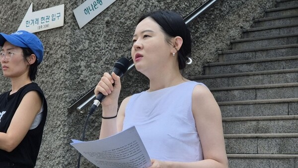 ▲허핑턴포스트코리아 노조는 25일 서울 마포구 공덕동 한겨레 사옥에서 기자회견을 열고 “한겨레 최우성 사장이 허핑턴을 졸속 매각하려 한다. 모든 과정이 노조와 단 한 차례의 교섭도 없이 강행되고 있다”고 밝혔다. 사진=김예리 기자