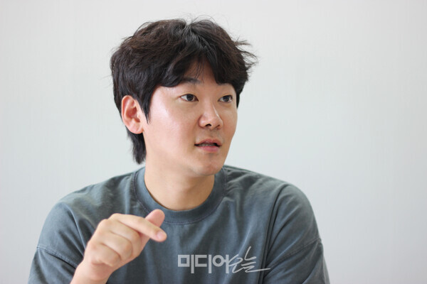 ▲이석로 허니비스튜디오 대표가 지난 24일 서울 마포구 공덕동 사무실에서 미디어오늘과 인터뷰하는 모습. 사진=금준경 기자.